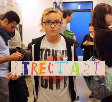 holding streetart_lr